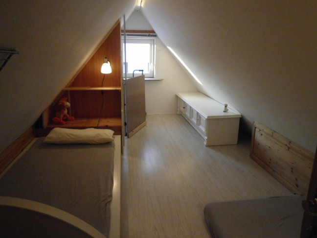 Durchgangszimmer im Spitzboden mit Bett