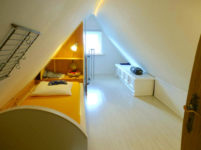 Durchgangszimmer im Spitzboden mit Bett