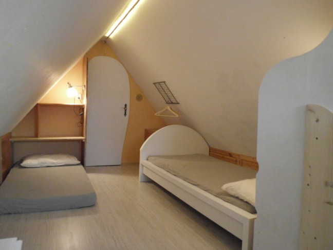 Durchgangszimmer im Spitzboden mit Bett