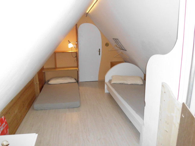 Durchgangszimmer im Spitzboden mit Bett